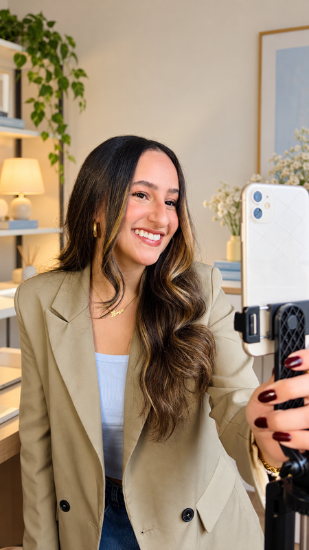 Loren Martins sorrindo, gravando com o celular